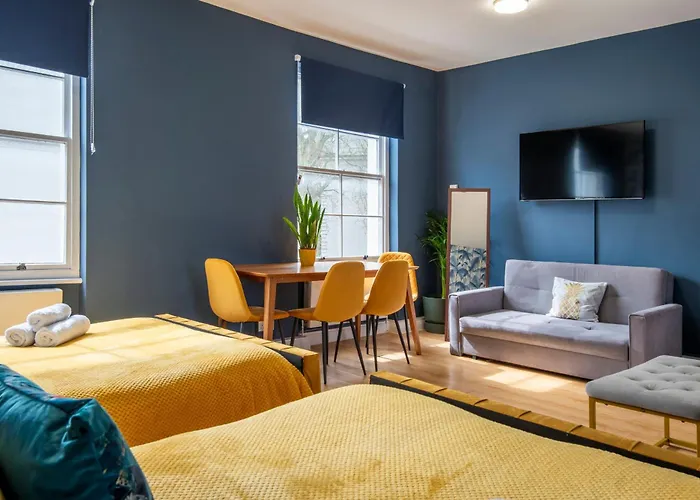 Brand New The Palms: Luxury Family Residence